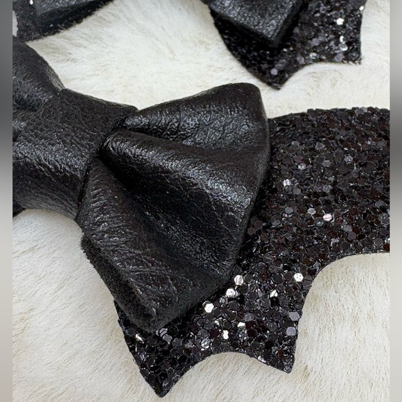 Bat 🦇 bows! - Picture 6 of 6